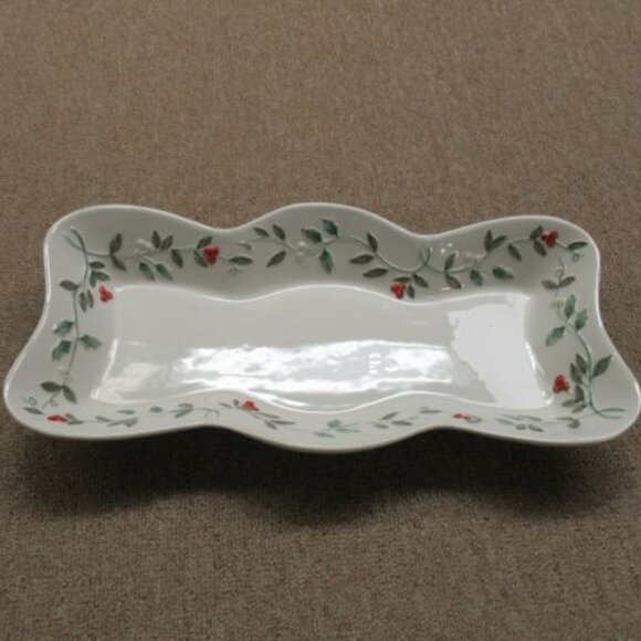 Pfaltzgraff China WINTERBERRY WINTER BERRY 14 1/2 Inch Appetizer or Bread Tray - Picture 2 of 5